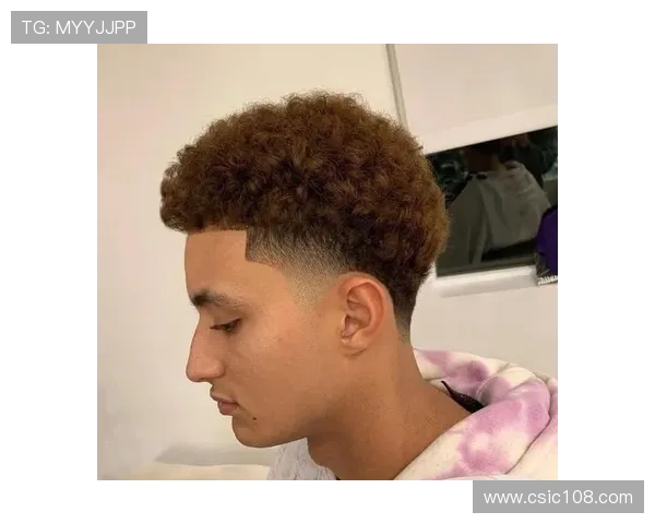 足球场上的风采与魅力明星们的独特发型与踢球技巧结合的完美演绎