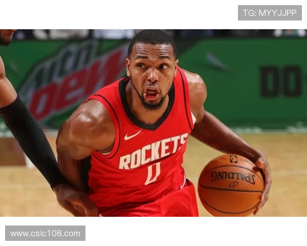 足球明星受伤瞬间被担架抬离赛场的震撼画面引发球迷热议